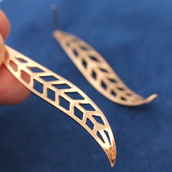 NEW Minimalist Brass Leaf Earrings - Picture 3 of 5